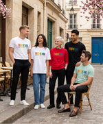Groupe d’hommes et de femmes portant des t-shirts classiques, t-shirts oversize et sweatshirts Salut Fred de la collection « This is not woke. You are just a dick. » dans une rue parisienne élégante, avec slogans multicolores imprimés au centre de la poitrine sur des modèles blancs, noirs, rouges et bleu opalin