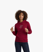 Vue de face d’une femme portant le hoodie bordeaux Salut Fred avec monogramme SF blanc brodé au centre de la poitrine et Salut Fred blanc brodé sur le poignet gauche