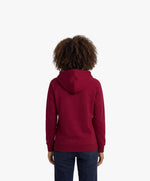 Vue de dos d’une femme portant le hoodie bordeaux Salut Fred