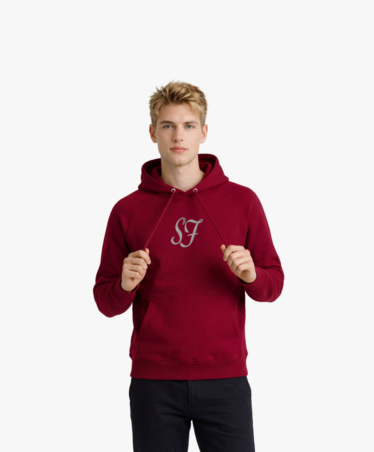 Vue de face d’un homme portant le hoodie bordeaux Salut Fred avec monogramme SF blanc brodé au centre de la poitrine et Salut Fred blanc brodé sur le poignet gauche