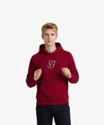 Vue de face d’un homme portant le hoodie bordeaux Salut Fred avec monogramme SF blanc brodé au centre de la poitrine et Salut Fred blanc brodé sur le poignet gauche