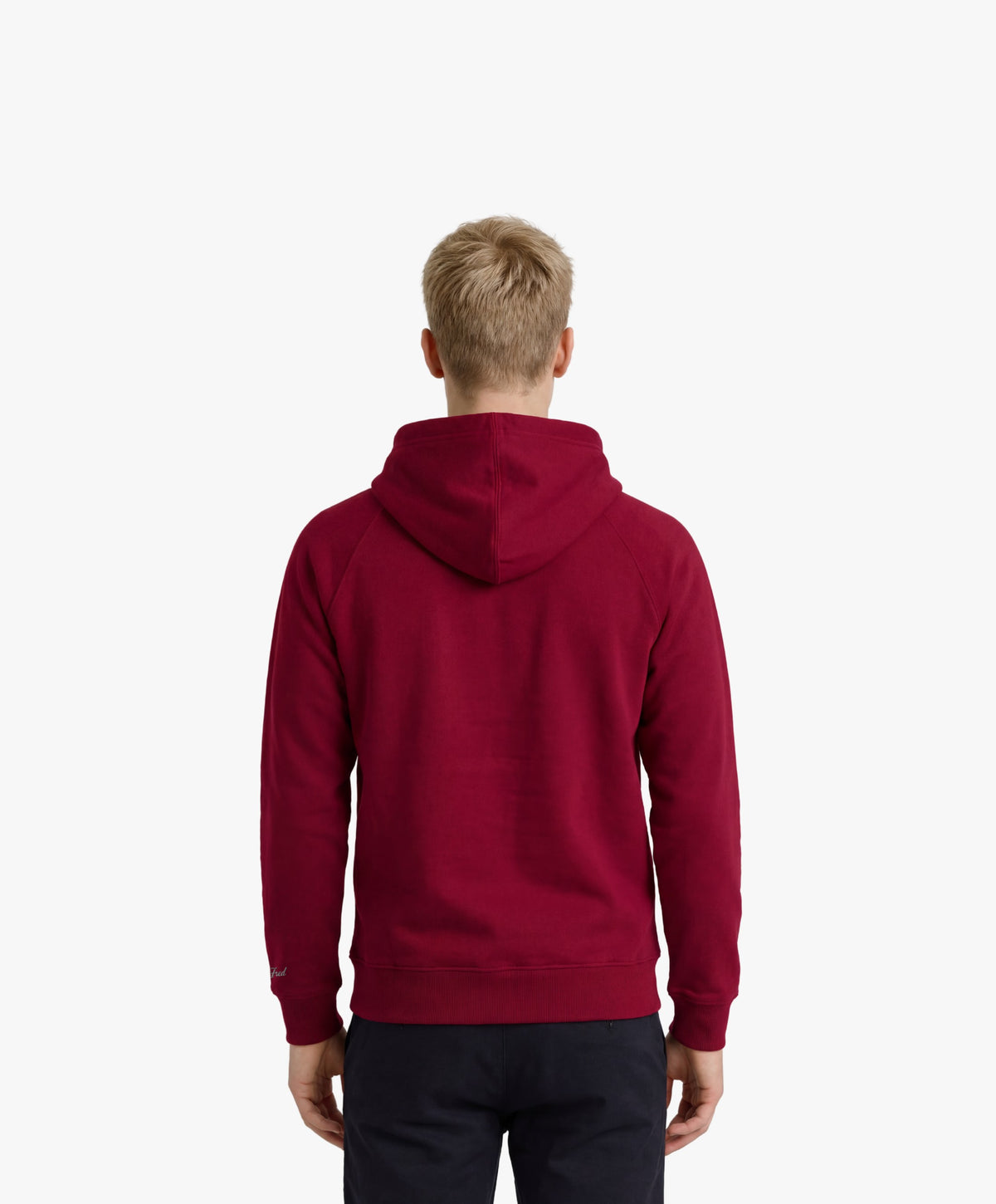 Vue de dos d’un homme portant le hoodie bordeaux Salut Fred