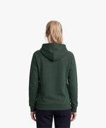 Vue de dos d’une femme portant le hoodie vert profond Salut Fred