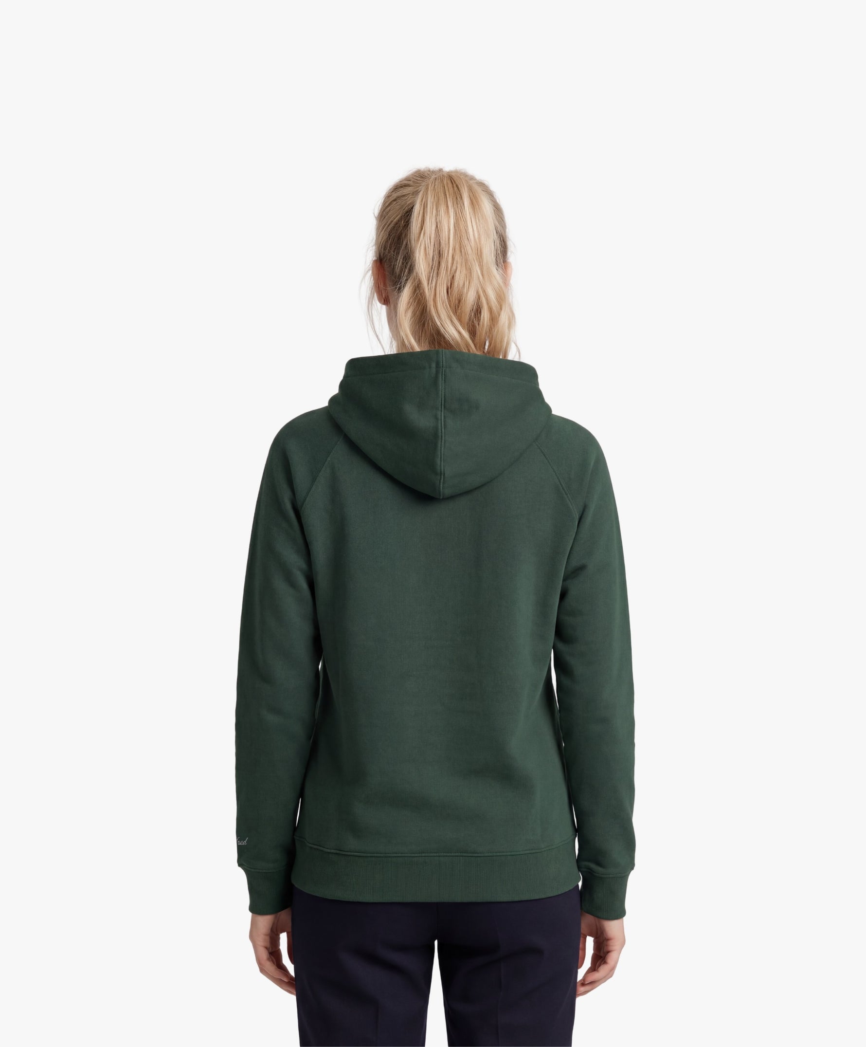 Vue de dos d’une femme portant le hoodie vert profond Salut Fred