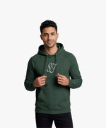 Vue de face d’un homme portant le hoodie vert profond Salut Fred avec monogramme SF blanc brodé au centre de la poitrine et Salut Fred blanc brodé sur le poignet gauche