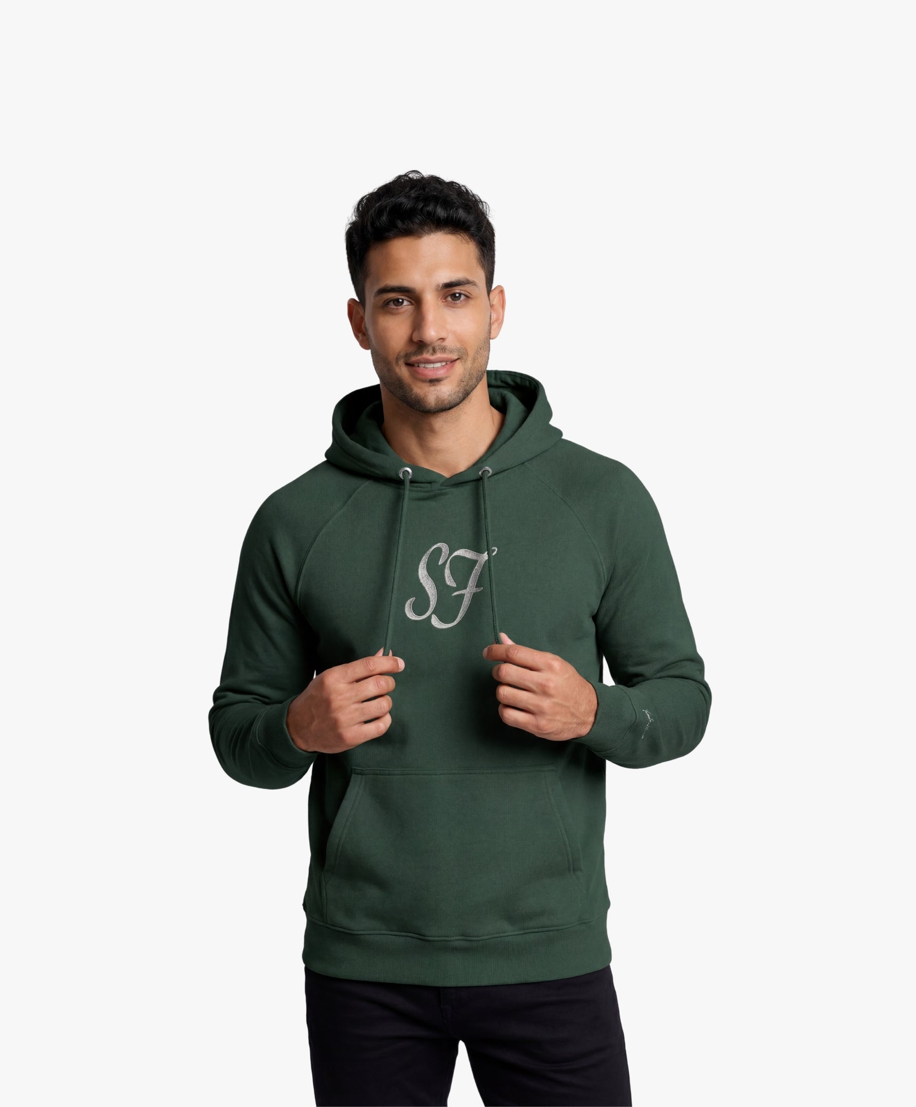 Vue de face d’un homme portant le hoodie vert profond Salut Fred avec monogramme SF blanc brodé au centre de la poitrine et Salut Fred blanc brodé sur le poignet gauche