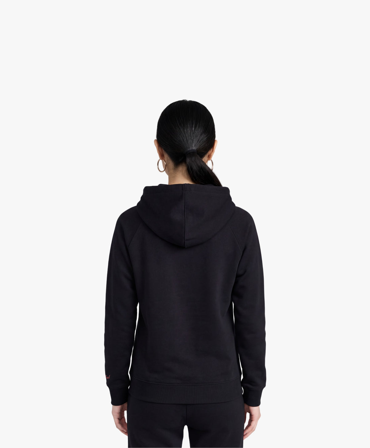 Vue de dos d’une femme portant le hoodie noir SF Monogramme Salut Fred