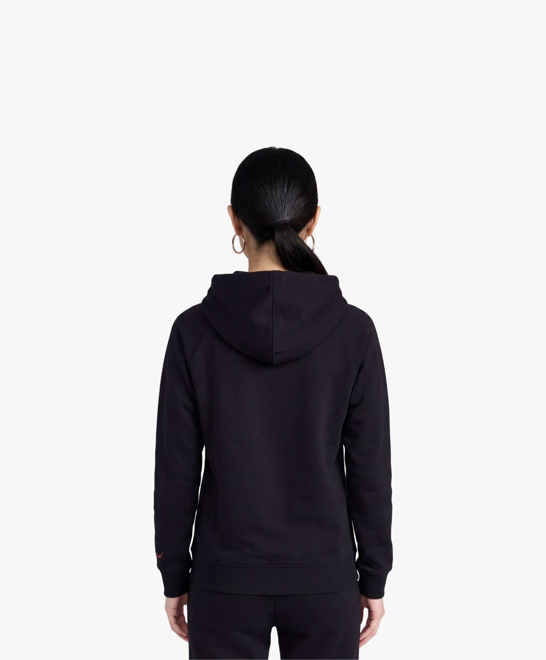 Vue de dos d’une femme portant le hoodie noir SF Monogramme Salut Fred