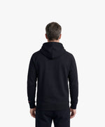 Vue de dos d’un homme portant le hoodie noir SF Monogramme Salut Fred