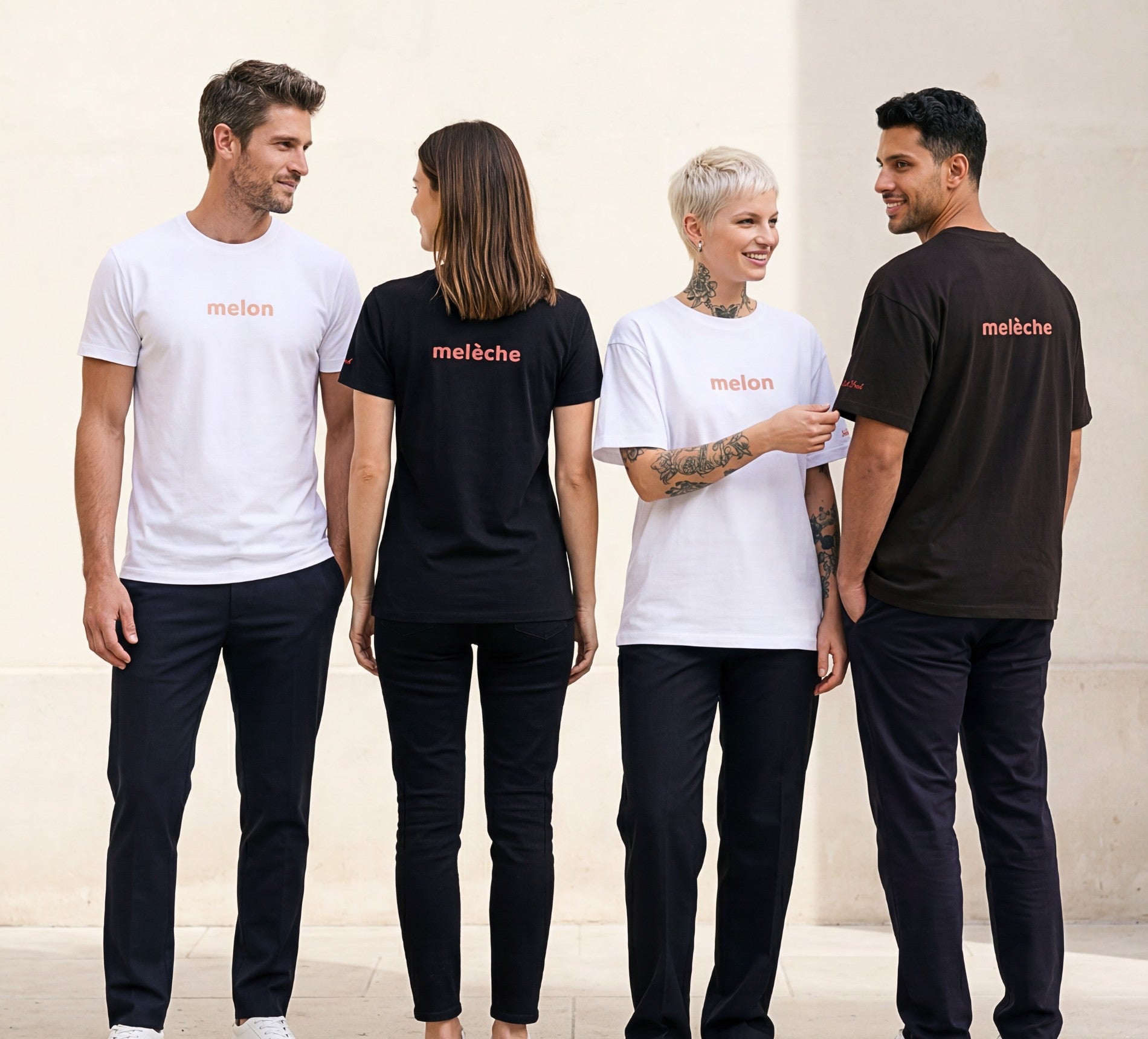 Groupe lifestyle présentant la ligne de t-shirts classiques et oversize « Melon Melèche » en noir et blanc, avec textes imprimés « melon » sur le devant et « melèche » au dos, ainsi que logo Salut Fred sur la manche gauche, dans une cour parisienne minimaliste.