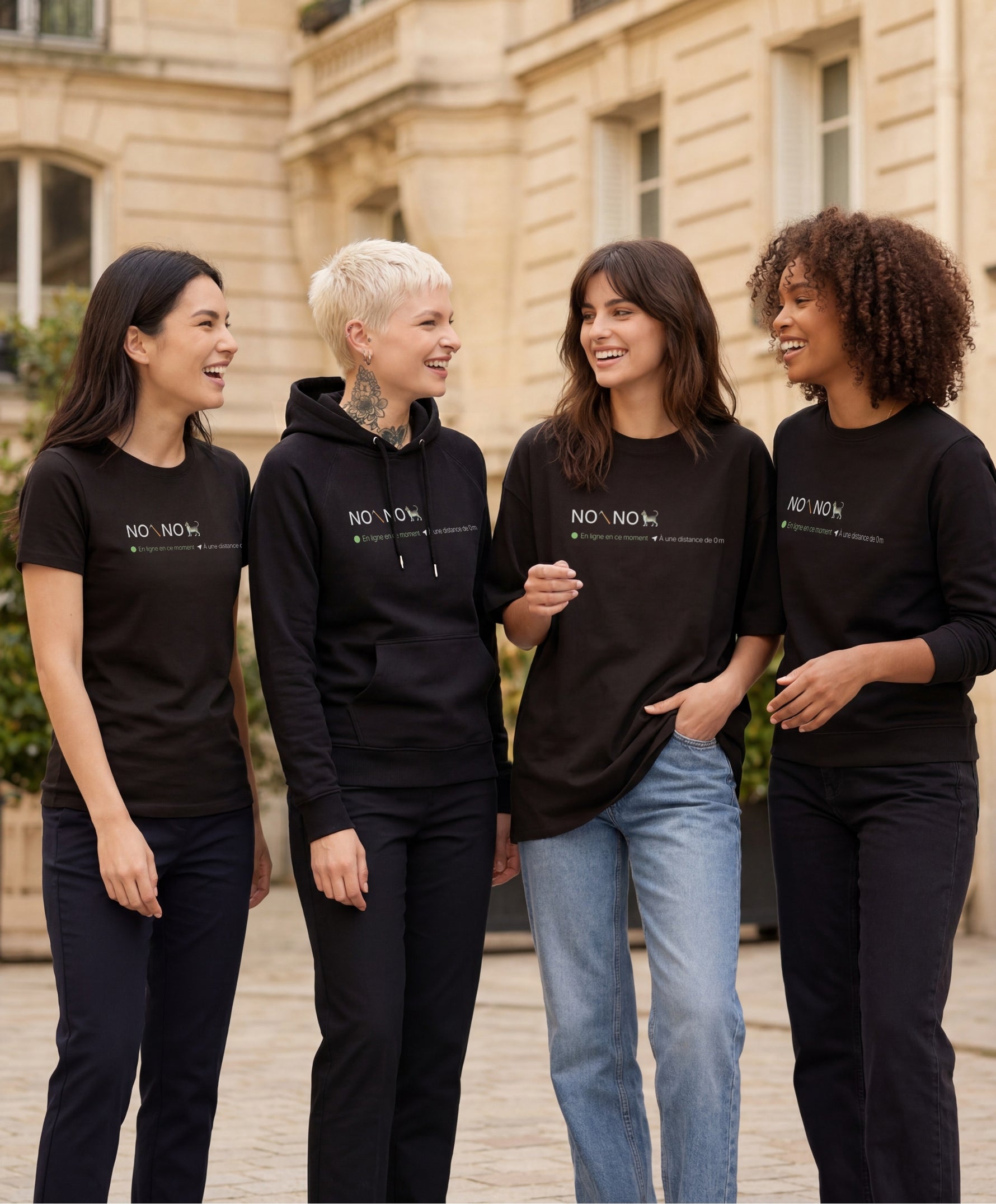 Groupe d’hommes portant des t-shirts classiques et oversize, hoodies et sweatshirts noirs Salut Fred avec motif « No pic No Chat(te) », où « pic » et « Chat(te) » sont représentés par des emojis, dans une rue parisienne élégante