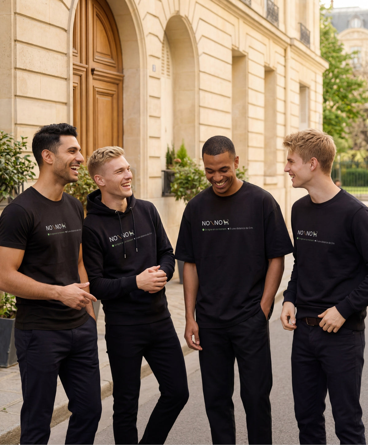 Groupe d’hommes portant des t-shirts classiques et oversize, hoodies et sweatshirts noirs Salut Fred avec motif « No pic No Chat(te) », où « pic » et « Chat(te) » sont représentés par des emojis, dans une rue parisienne élégante