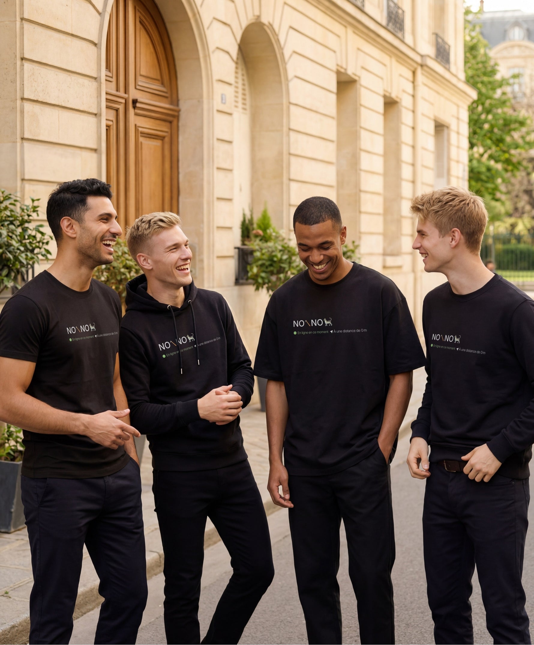 Groupe d’hommes portant des t-shirts classiques et oversize, hoodies et sweatshirts noirs Salut Fred avec motif « No pic No Chat(te) », où « pic » et « Chat(te) » sont représentés par des emojis, dans une rue parisienne élégante