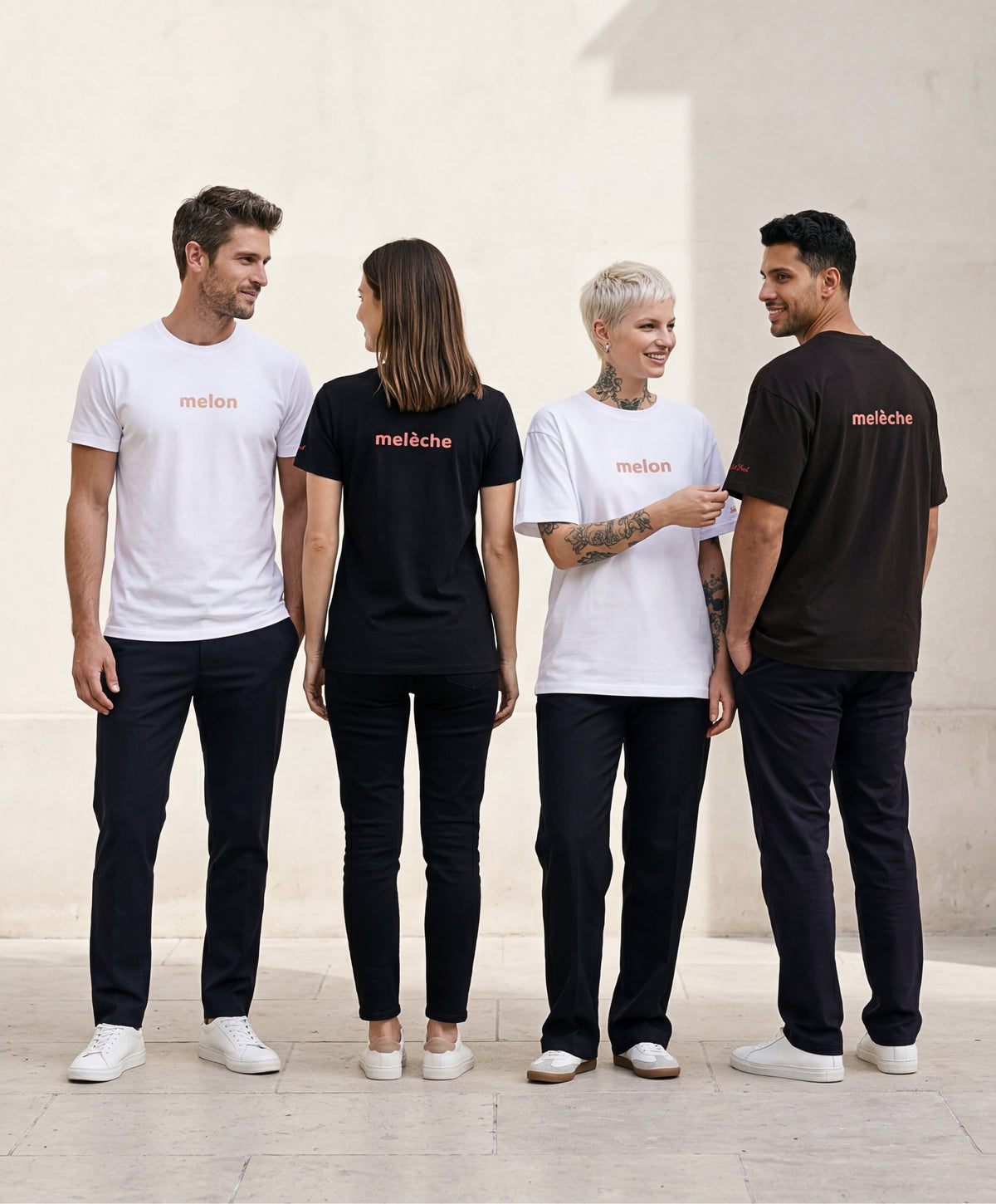 Ligne de t-shirts classiques et oversize « Melon Melèche » en blanc et noir, avec texte imprimé « melon » sur la poitrine et « melèche » dans le dos, portés par des hommes et femmes dans un décor parisien minimaliste.