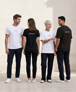 Ligne de t-shirts classiques et oversize « Melon Melèche » en blanc et noir, avec texte imprimé « melon » sur la poitrine et « melèche » dans le dos, portés par des hommes et femmes dans un décor parisien minimaliste.
