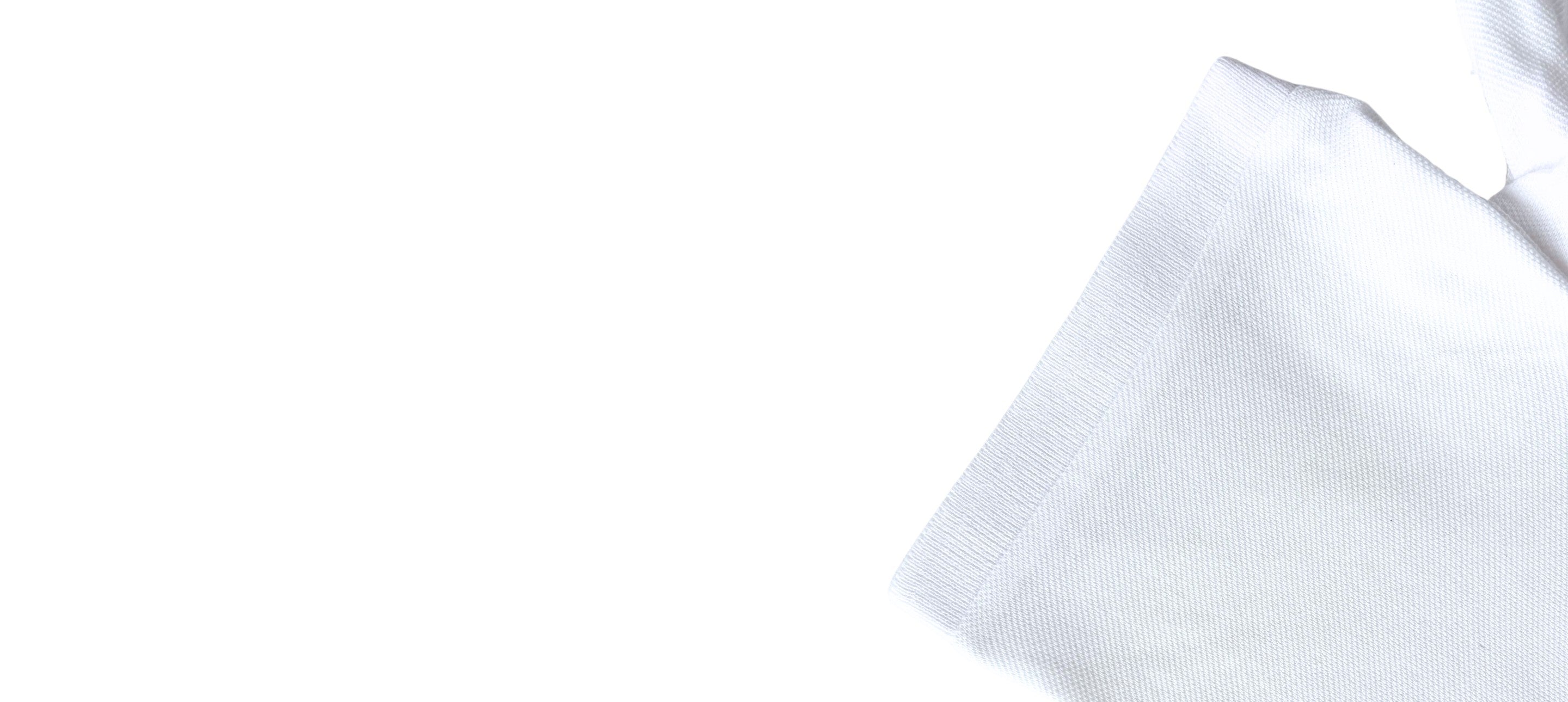 Détail de la manche d’un polo blanc Salut Fred en coton piqué avec bord-côte fin et texture douce structurée.