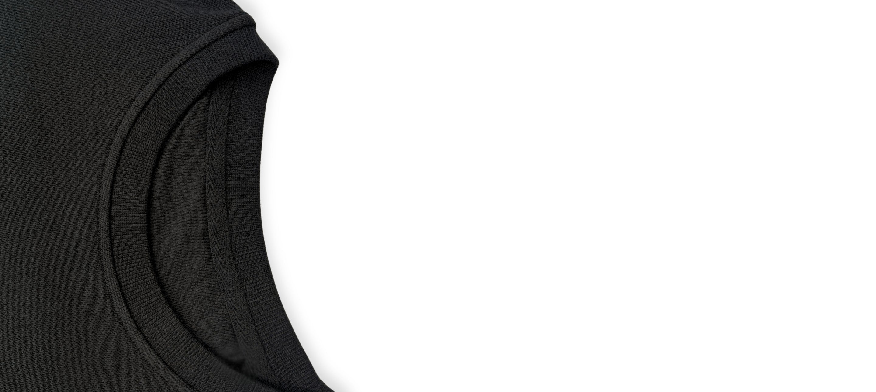 Détail du col en bord-côte d’un sweatshirt noir avec finition structurée et bande de propreté intérieure.