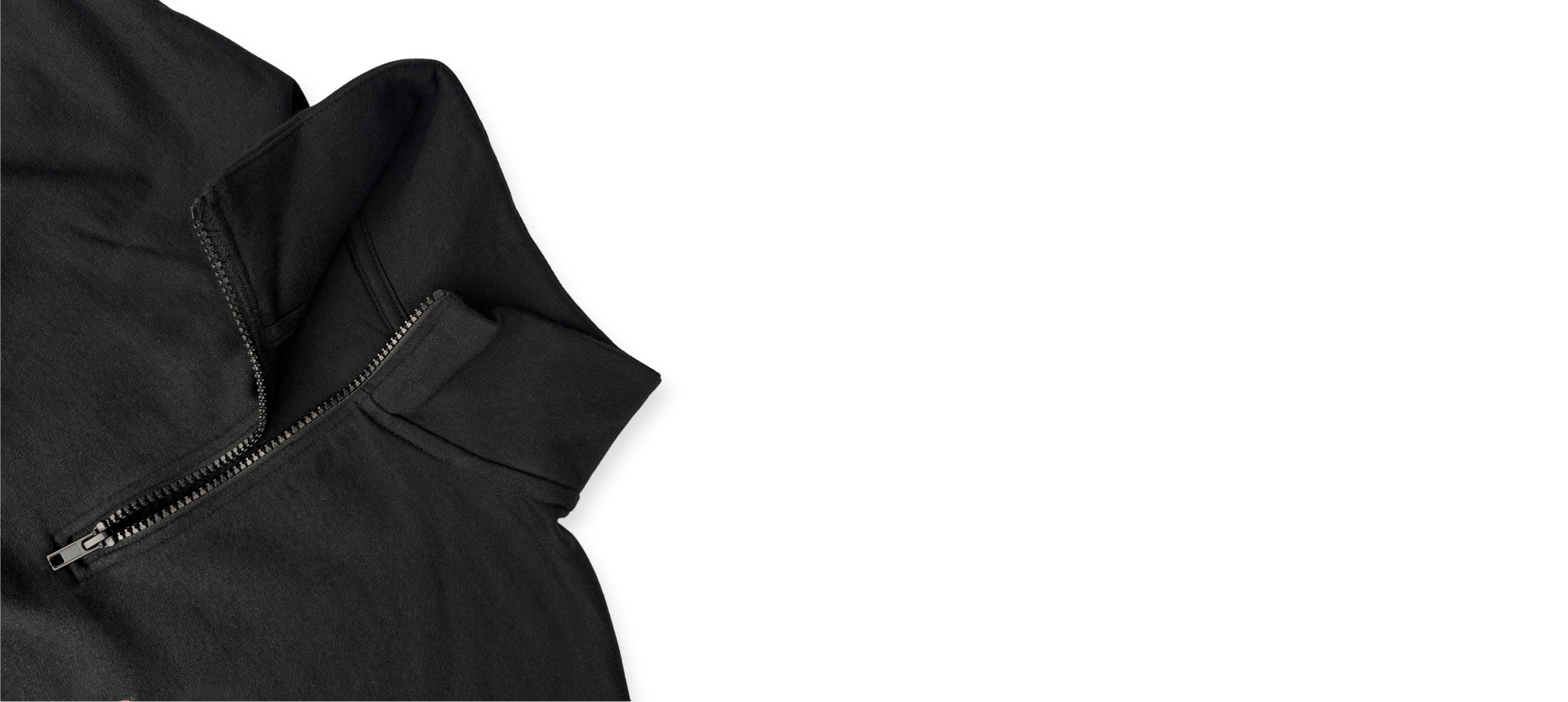 Détail du col montant zippé d’un sweatshirt noir avec fermeture 1/4 zip et finition structurée confortable.