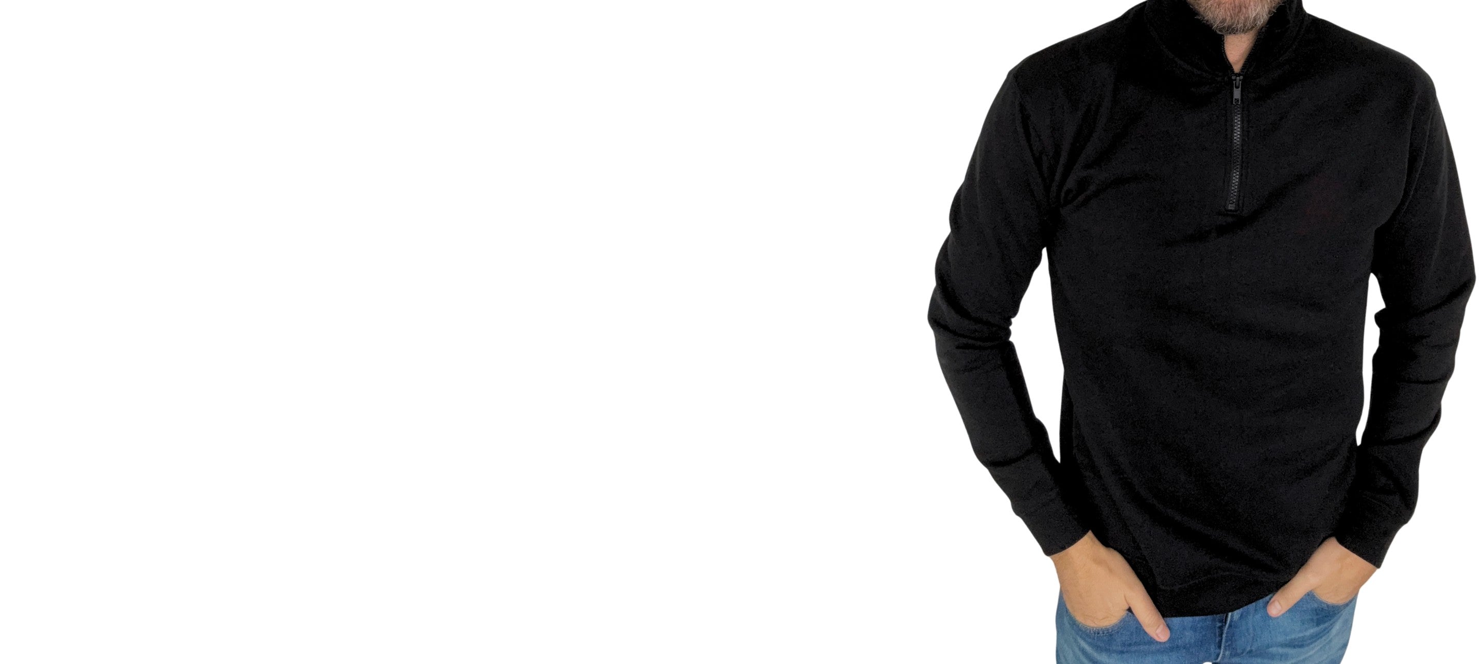 Détail des manches longues d’un sweatshirt noir 1/4 zip avec coupe confortable et finition resserrée aux poignets.