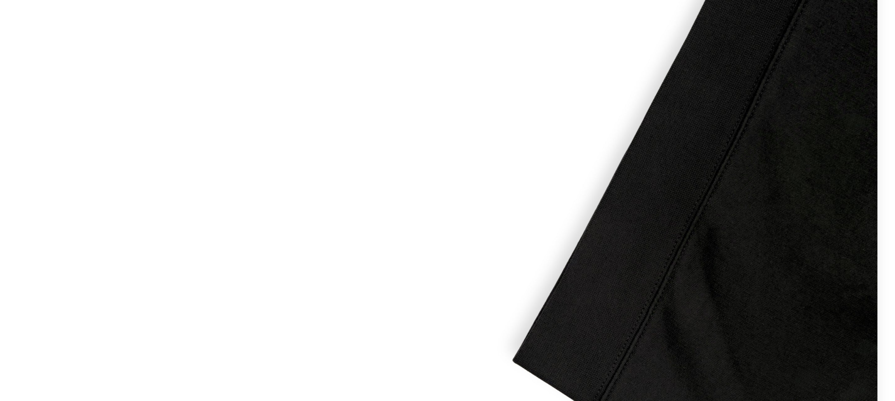 Détail de l’ourlet en bord-côte d’un sweatshirt noir 1/4 zip avec finition structurée et tenue confortable.