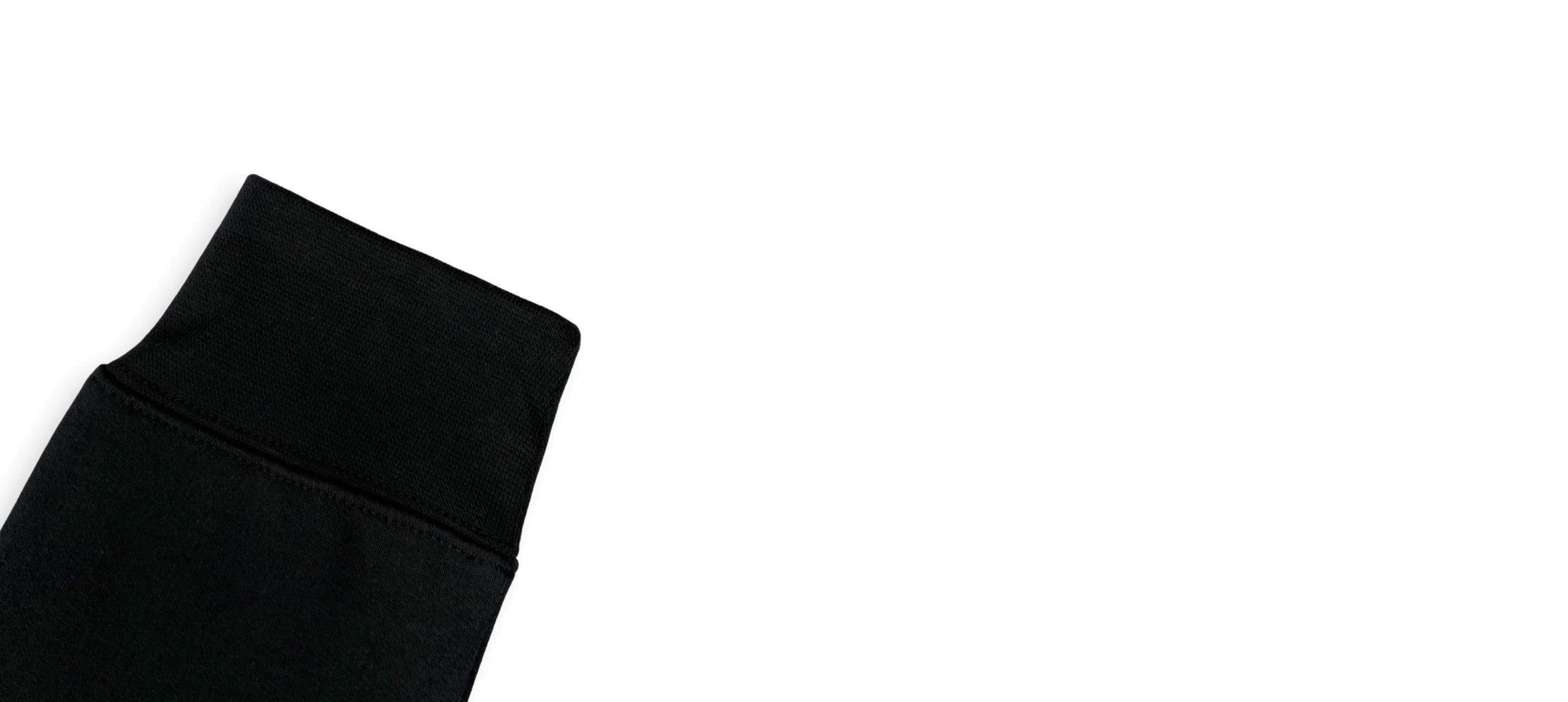Détail du poignet en bord-côte d’un sweatshirt noir 1/4 zip avec finition souple et maintien confortable.