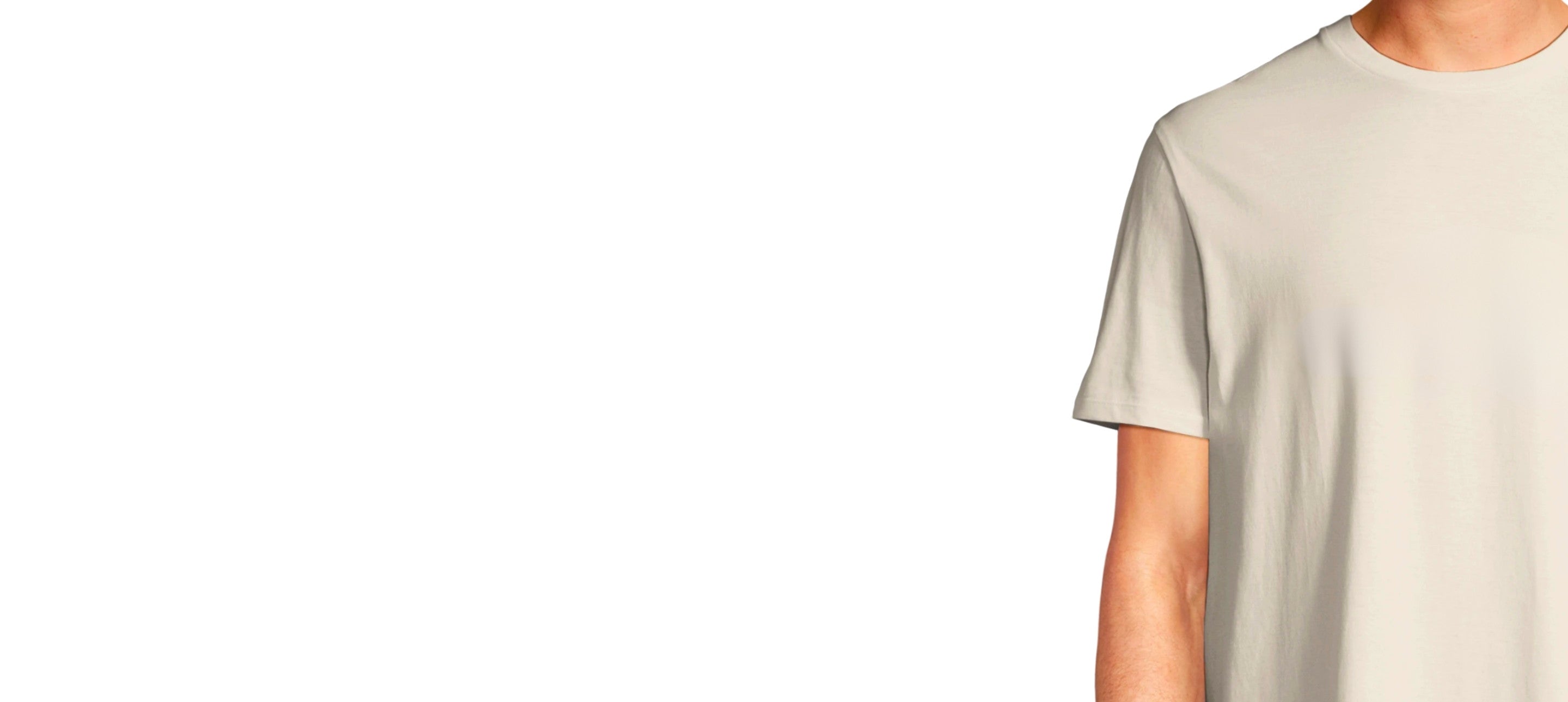 Détail de la coupe classique ajustée d’un t-shirt écru avec épaules structurées et tombé près du corps.