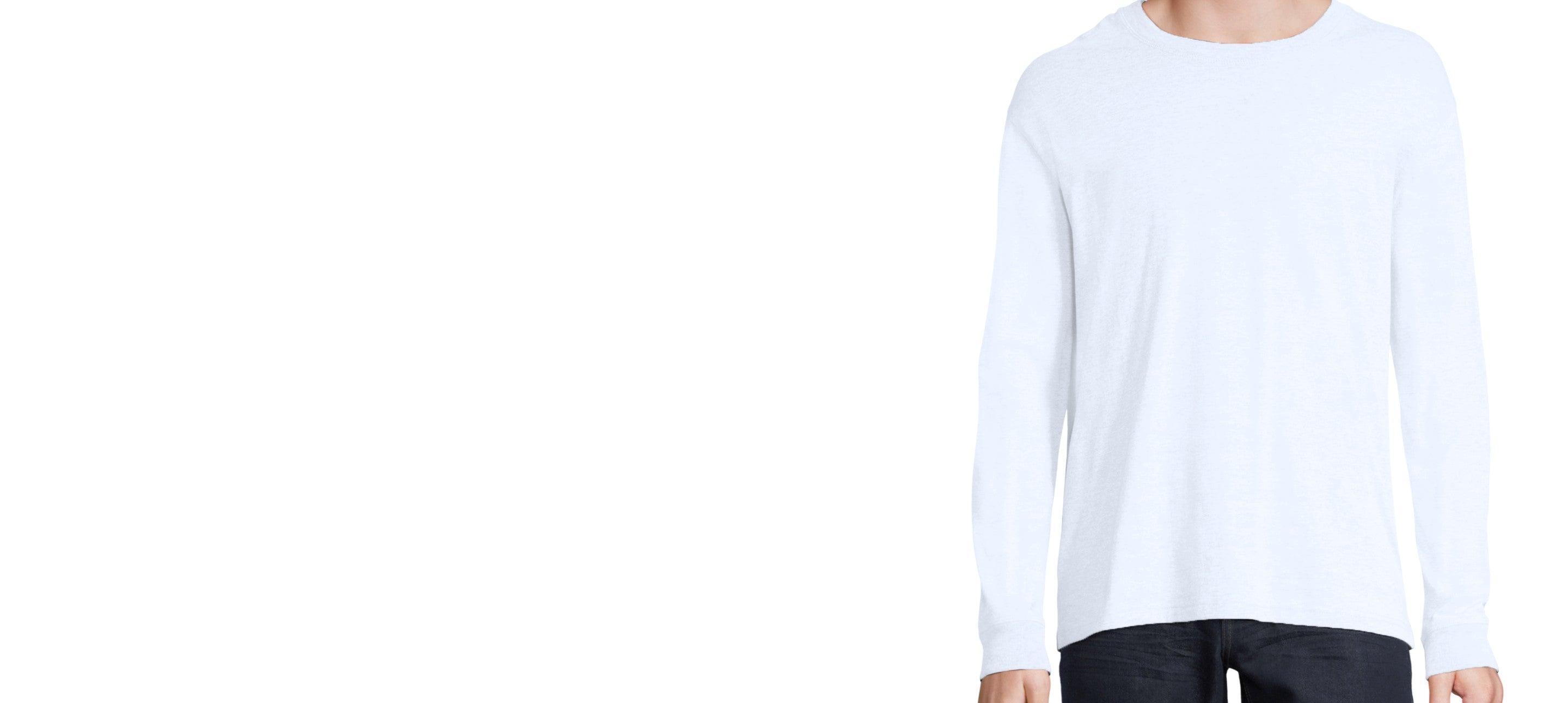 Détail des manches longues d’un t-shirt blanc avec coupe droite et poignets ajustés.