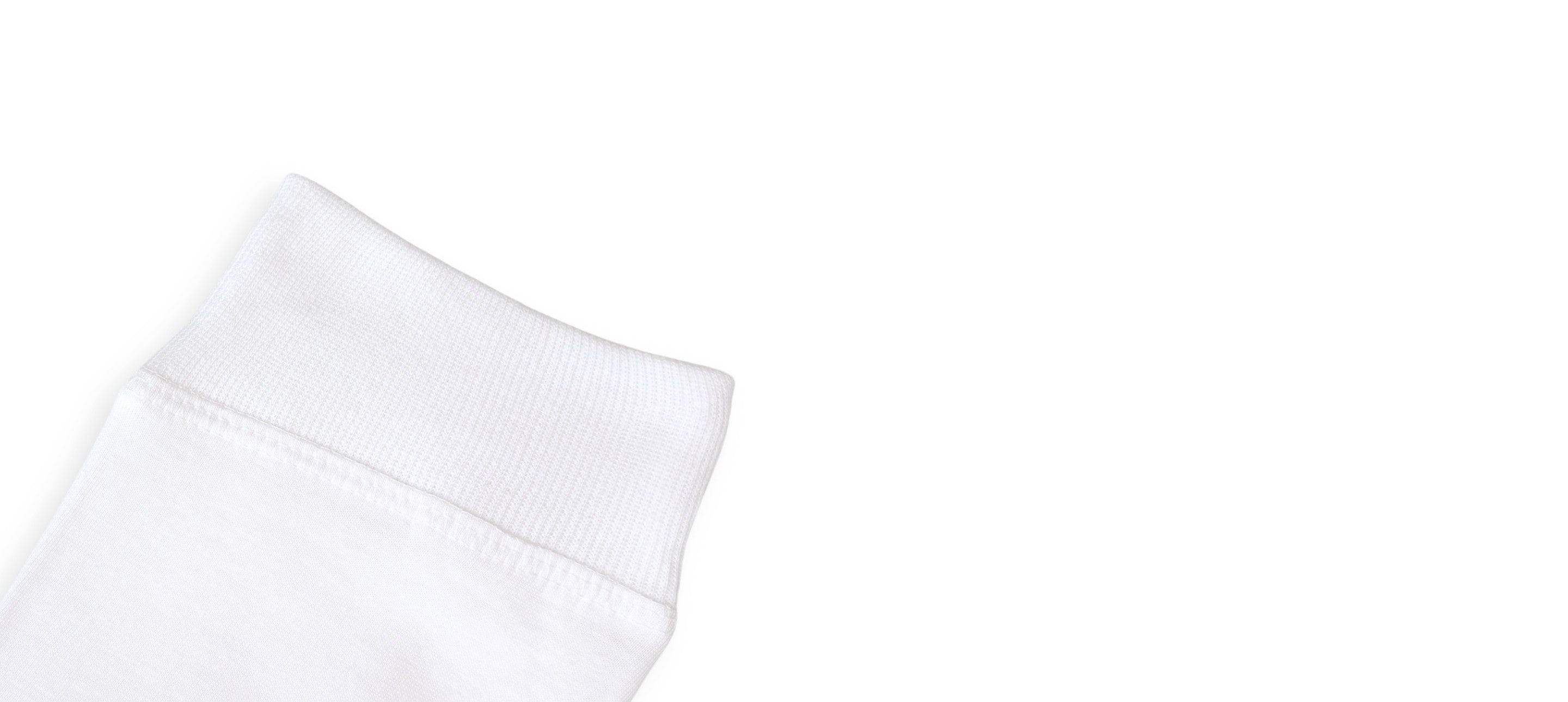 Détail du poignet en bord-côte d’un t-shirt à manches longues.
