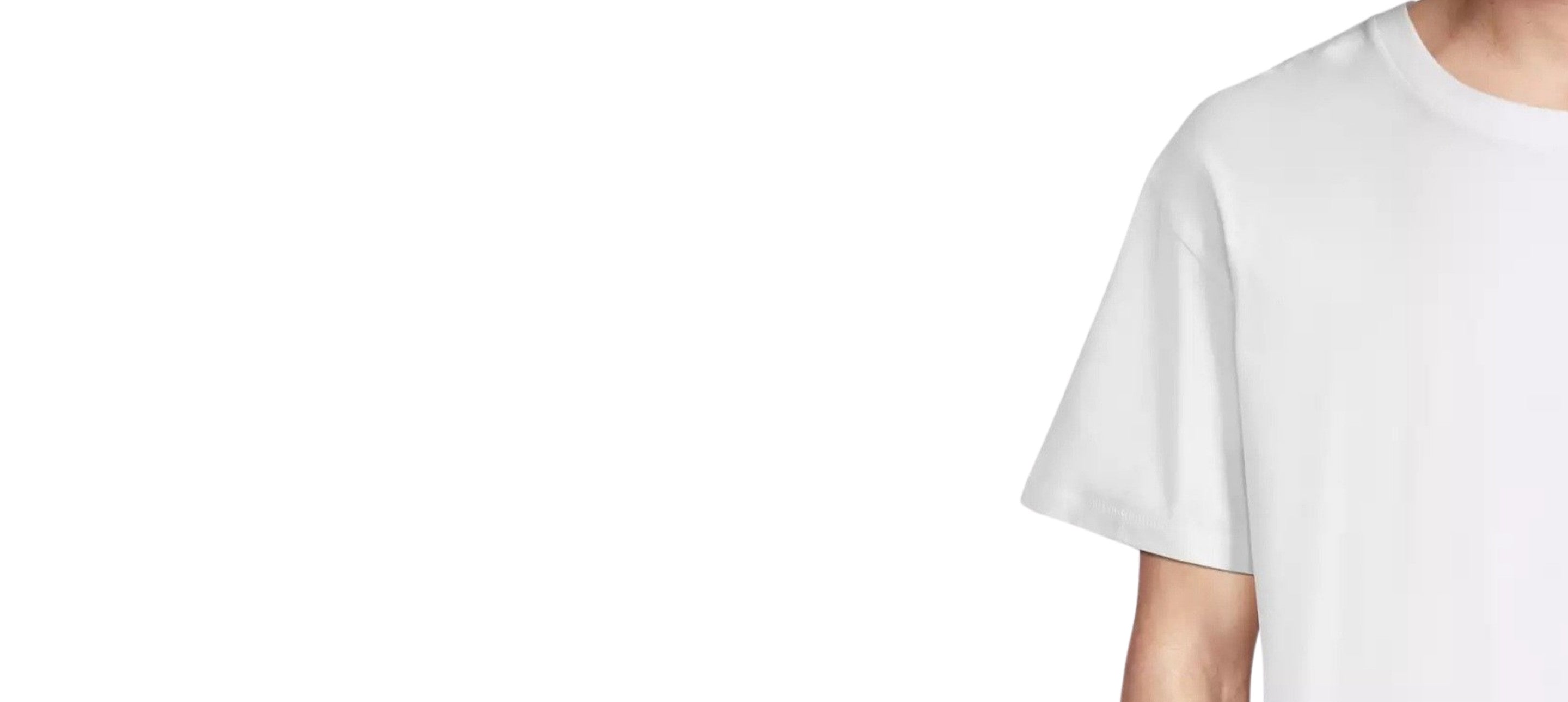 Détail des manches larges d’un t-shirt blanc oversize avec épaules tombantes et coupe ample.