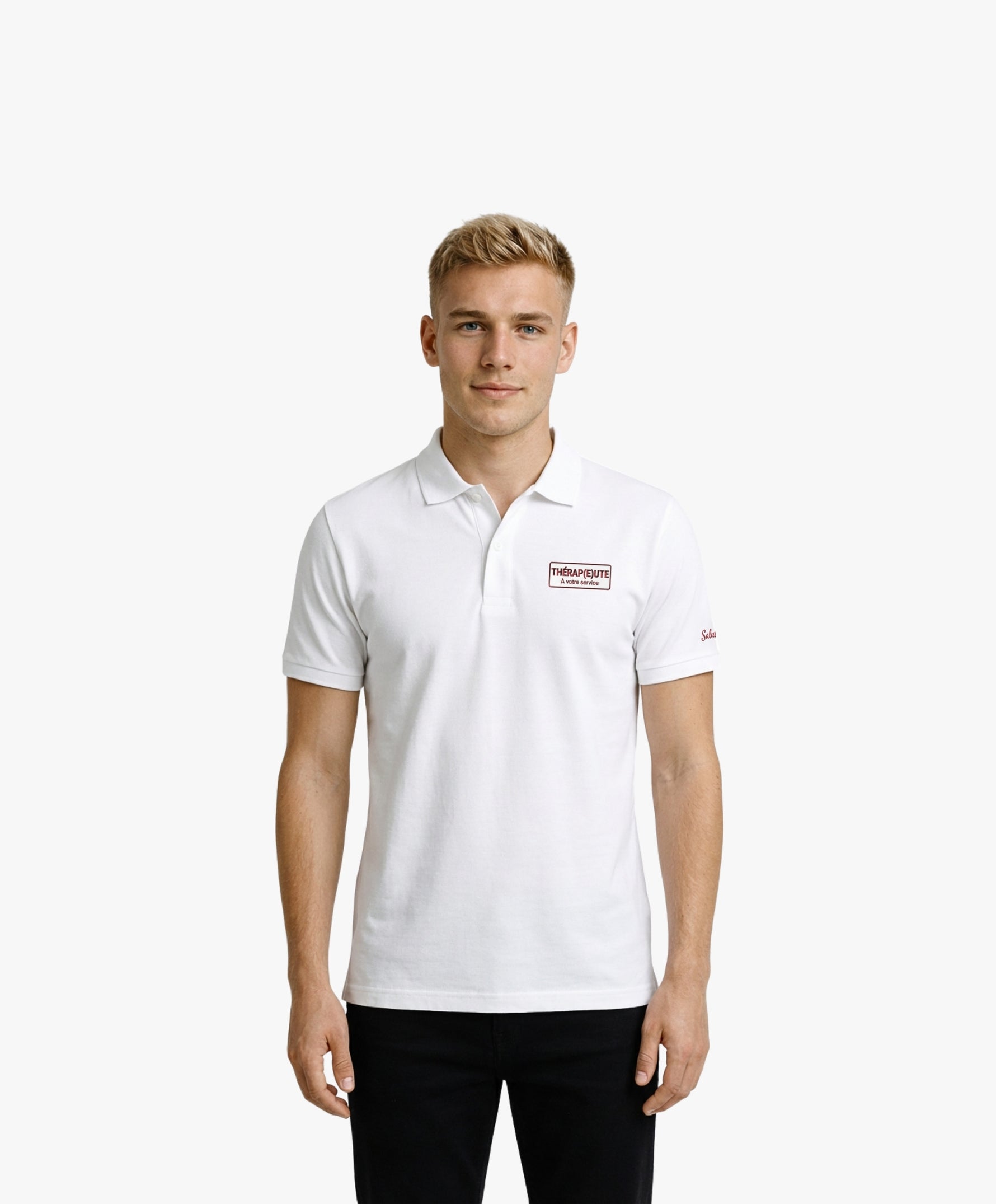 Vue de face d’un homme portant un polo blanc Salut Fred avec broderie « Thérap(e)ute. À votre service » sur la poitrine et Salut Fred brodé sur la manche gauche