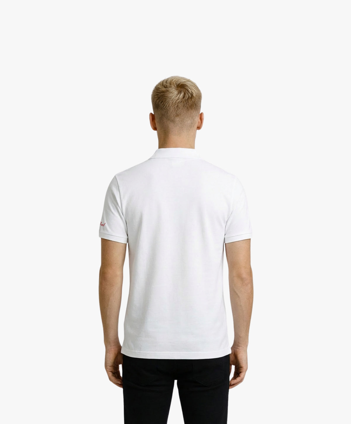 Vue de dos d’un homme portant un polo blanc Salut Fred dans une rue parisienne élégante