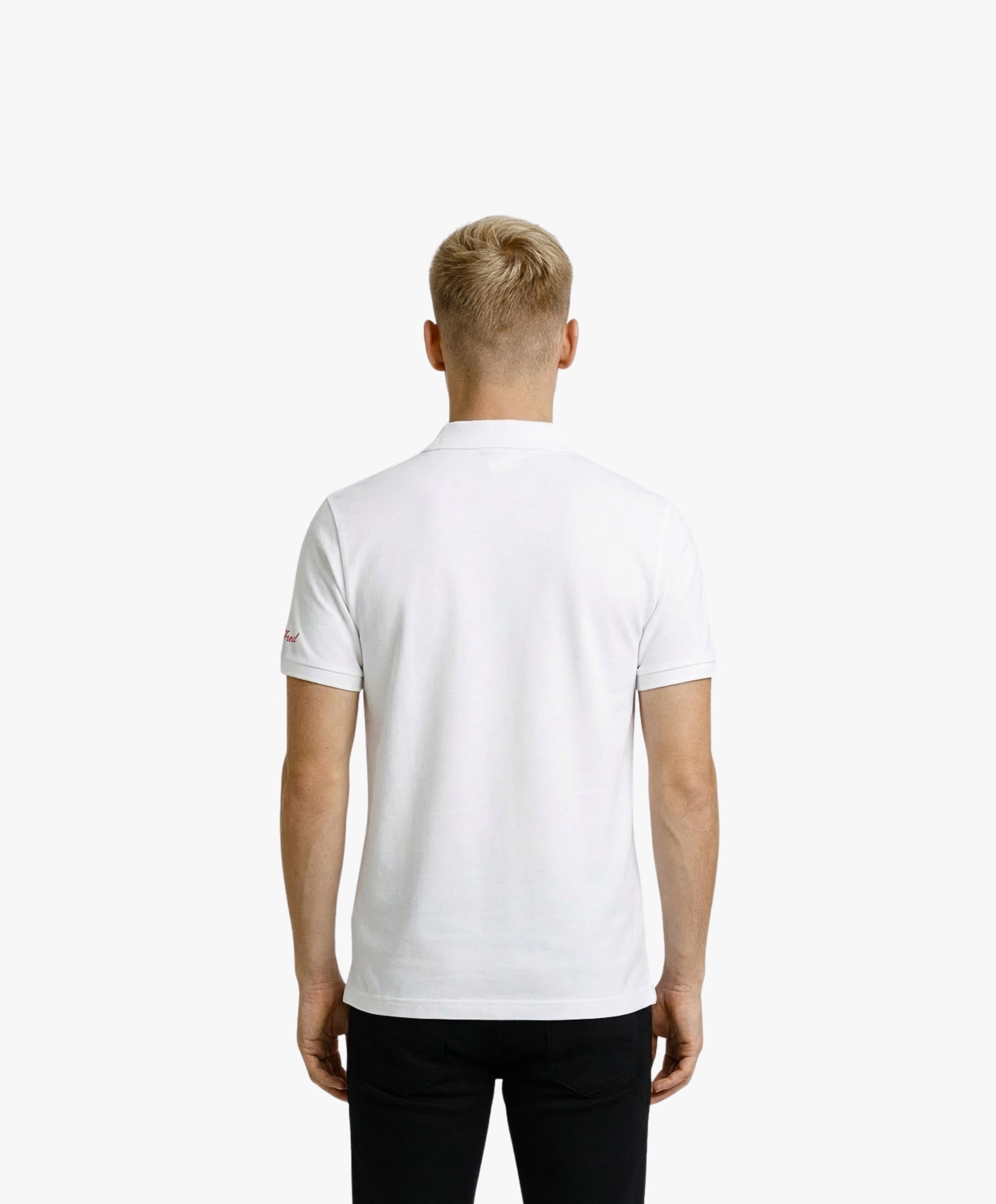 Vue de dos d’un homme portant un polo blanc Salut Fred dans une rue parisienne élégante