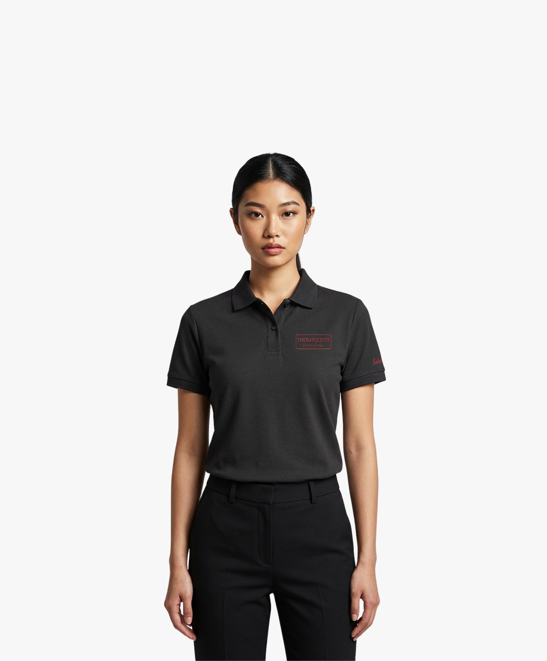 Vue de face d’une femme portant un polo gris graphite Salut Fred avec broderie « Thérap(e)ute. À votre service »