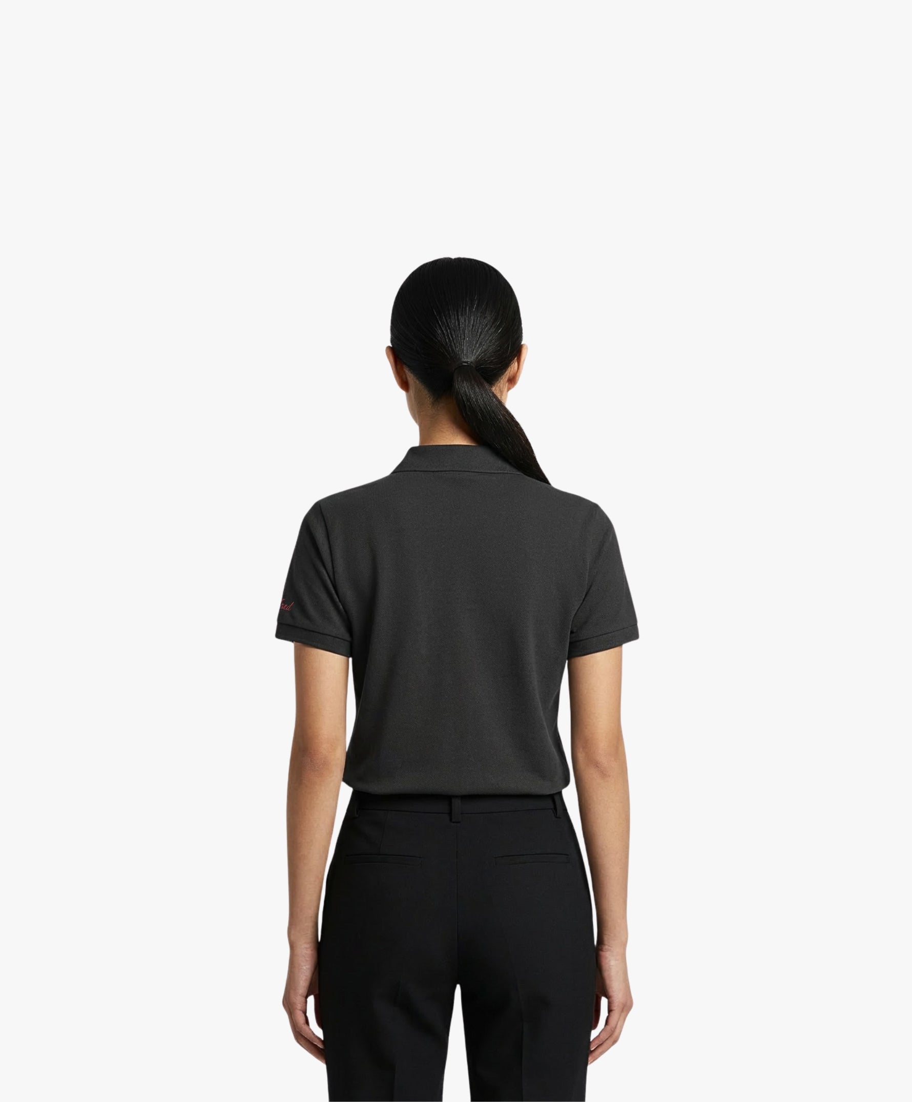Vue de dos d’une femme portant un polo gris graphite Salut Fred