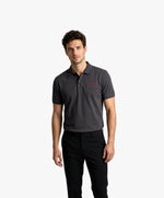 Vue de face d’un homme portant un polo gris graphite Salut Fred avec broderie « Thérap(e)ute. À votre service »