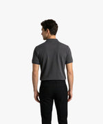 Vue de dos d’un homme portant un polo gris graphite Salut Fred