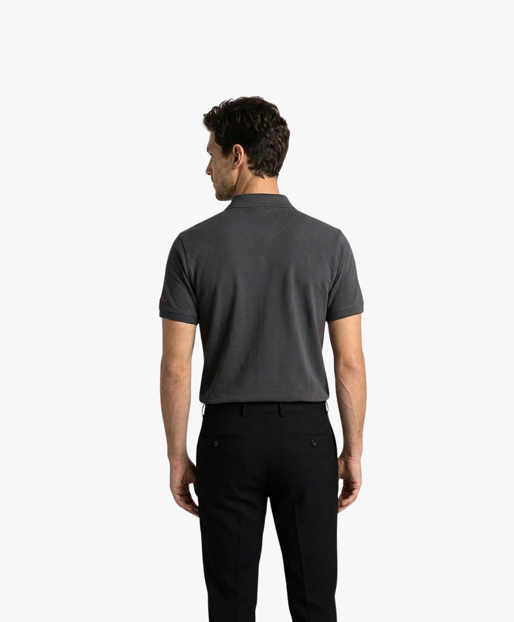 Vue de dos d’un homme portant un polo gris graphite Salut Fred