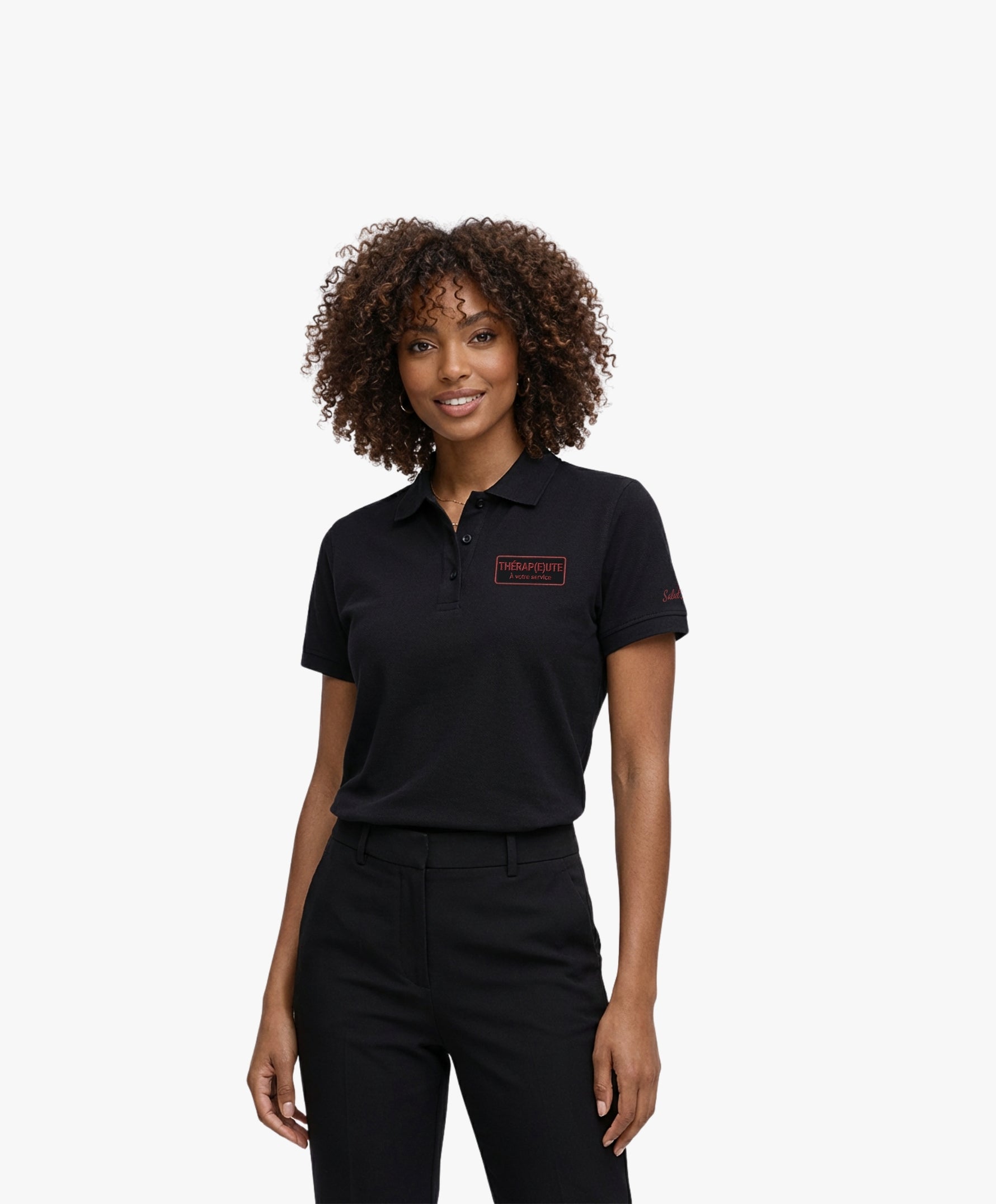 Vue de face d’une femme portant un polo noir Salut Fred avec broderie « Thérap(e)ute. À votre service »