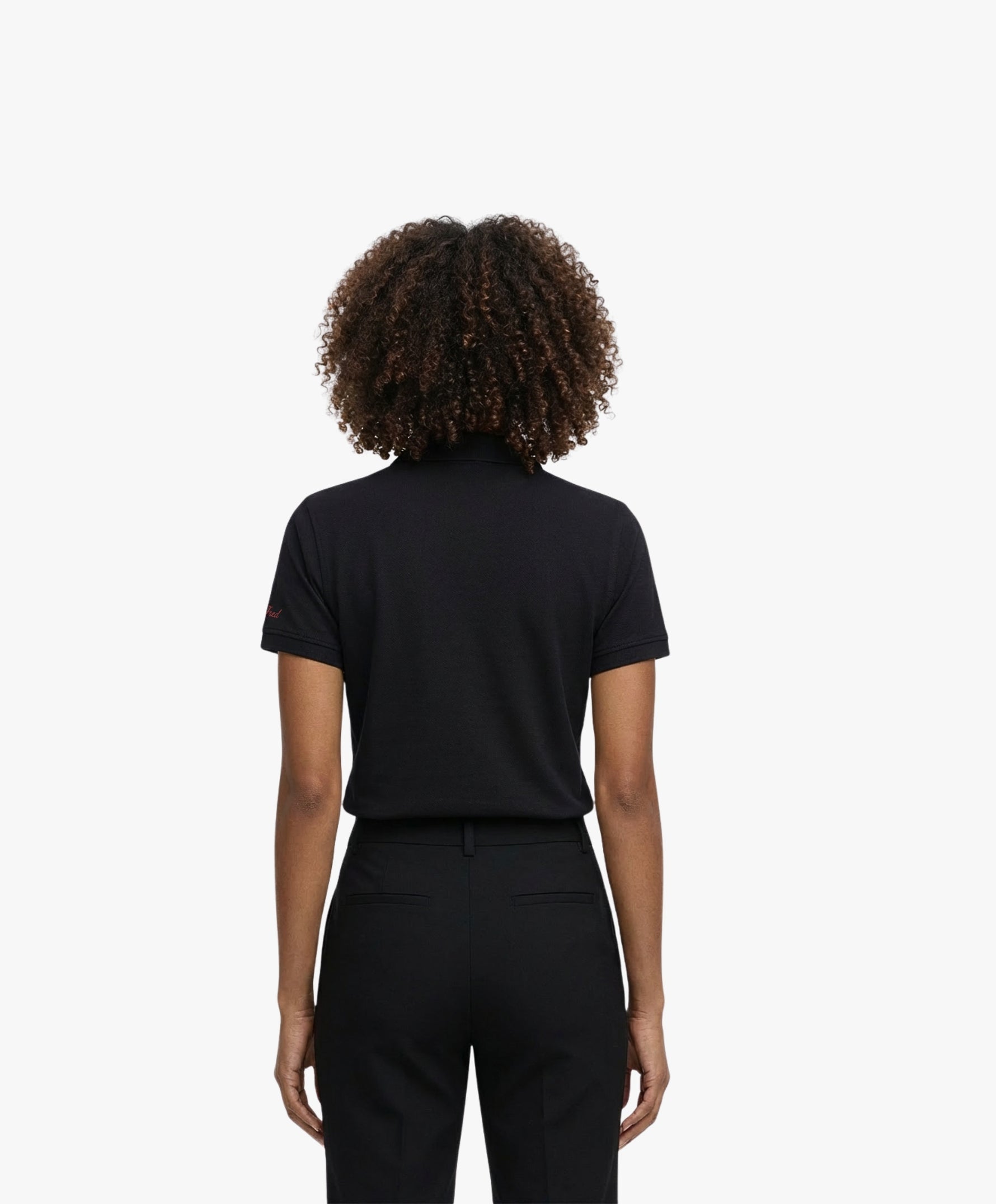 Vue de dos d’une femme portant un polo noir Salut Fred