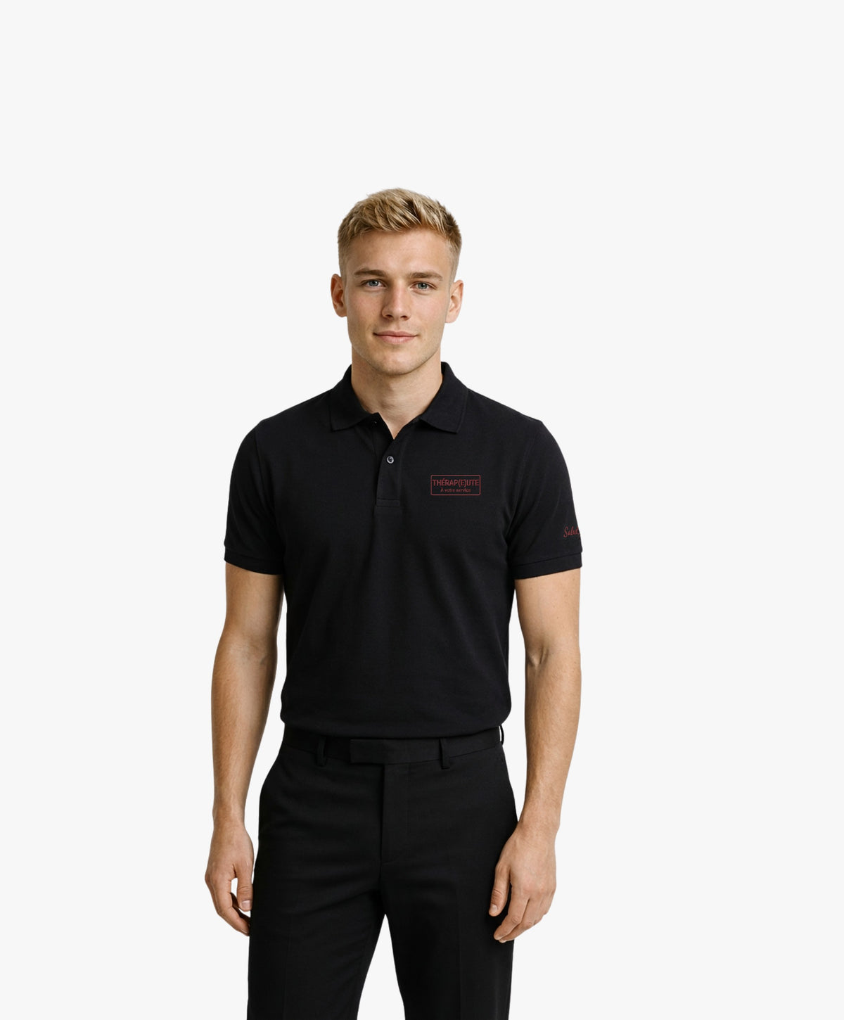 Vue de face d’un homme portant un polo noir Salut Fred avec broderie « Thérap(e)ute. À votre service »