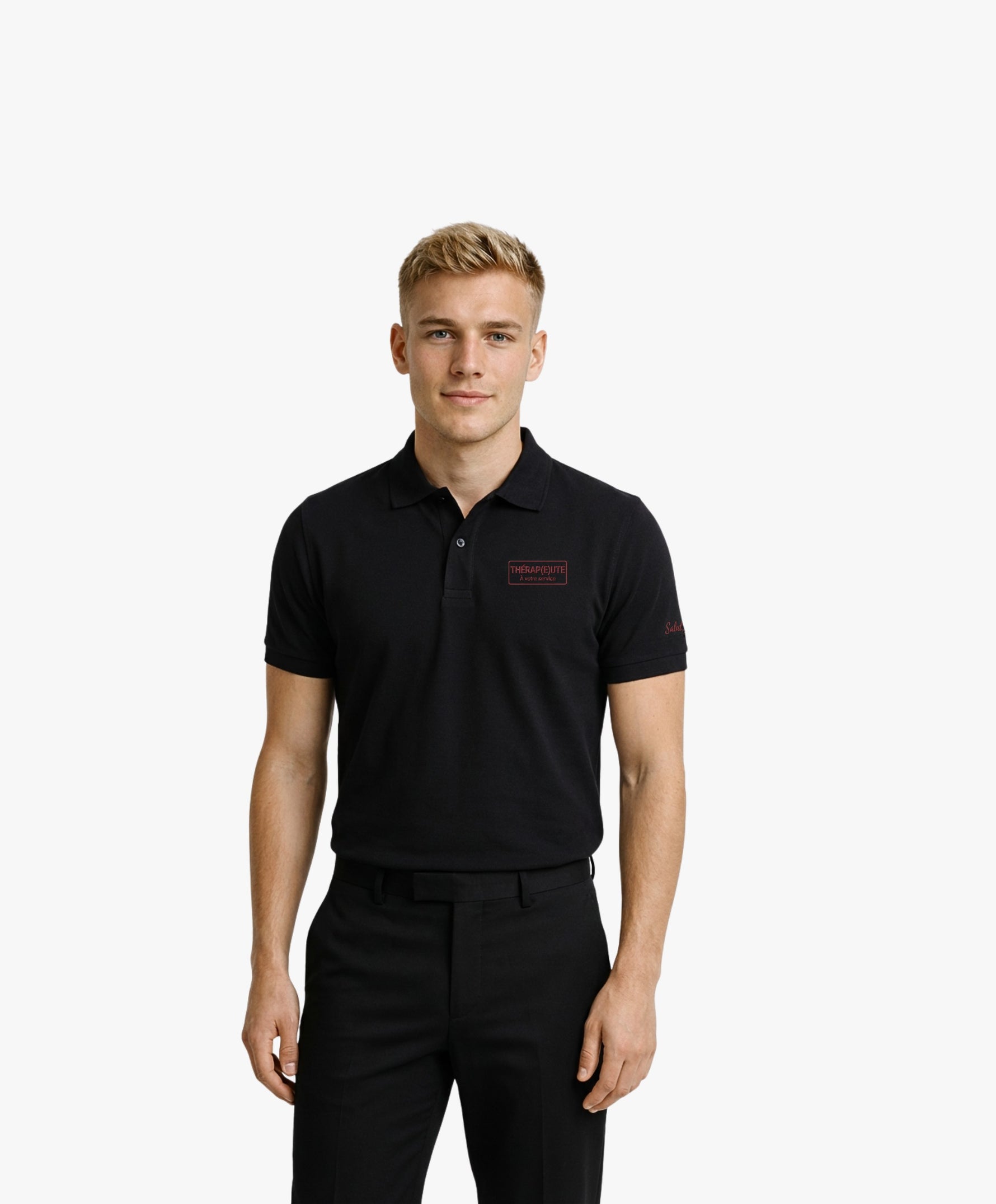 Vue de face d’un homme portant un polo noir Salut Fred avec broderie « Thérap(e)ute. À votre service »