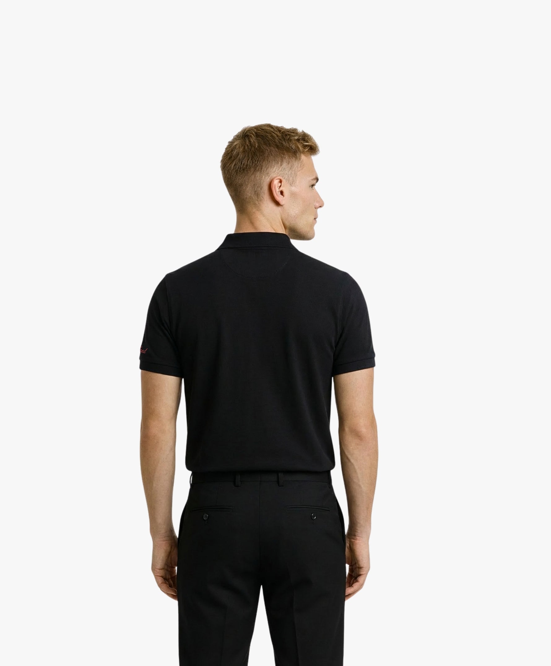 Vue de dos d’un homme portant un polo noir Salut Fred