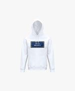 Vue de face du hoodie blanc Salut Fred avec motif Quai Branly de la collection Rues de France