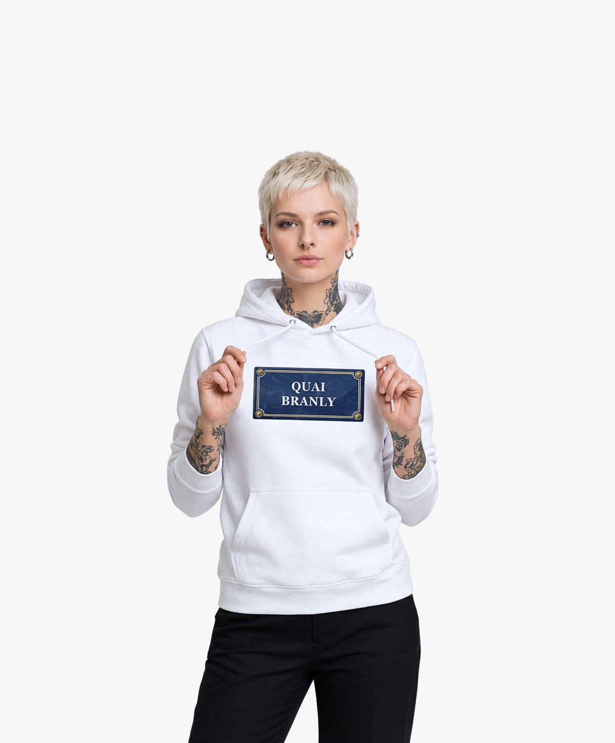 Vue de face d’une femme portant un hoodie blanc Salut Fred avec motif Quai Branly de la collection Rues de France