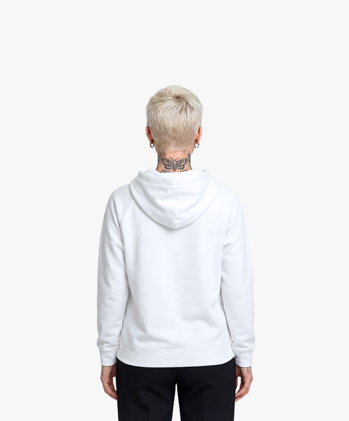 Vue de dos d’une femme portant un hoodie blanc Salut Fred avec motif Quai Branly de la collection Rues de France