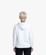 Vue de dos d’une femme portant un hoodie blanc Salut Fred avec motif Quai Branly de la collection Rues de France