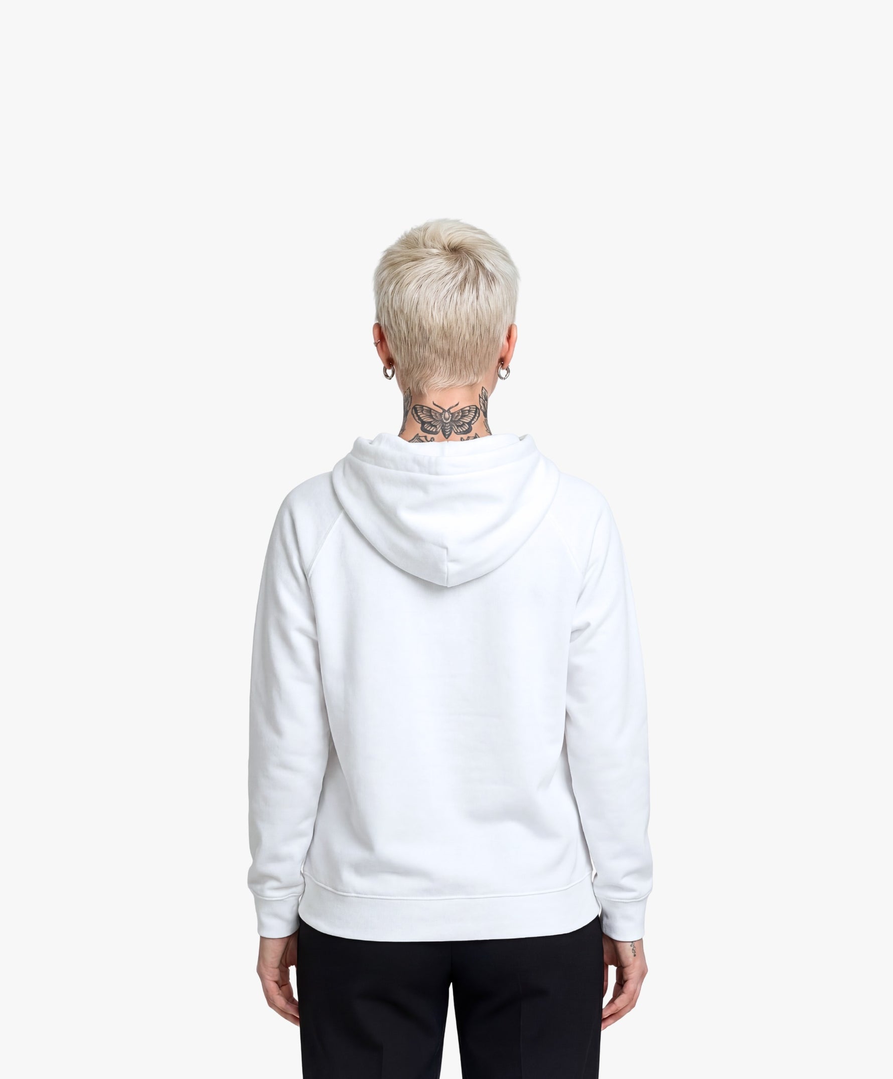 Vue de dos d’une femme portant un hoodie blanc Salut Fred avec motif Quai Branly de la collection Rues de France