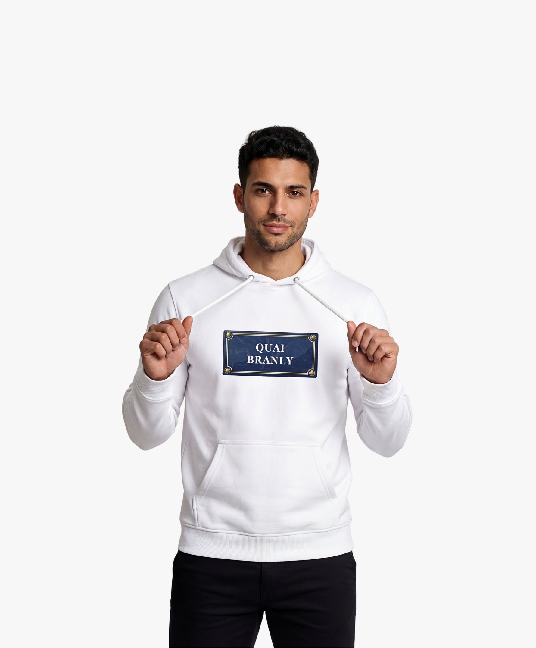 Vue de face d’un homme portant un hoodie blanc Salut Fred avec motif Quai Branly de la collection Rues de France