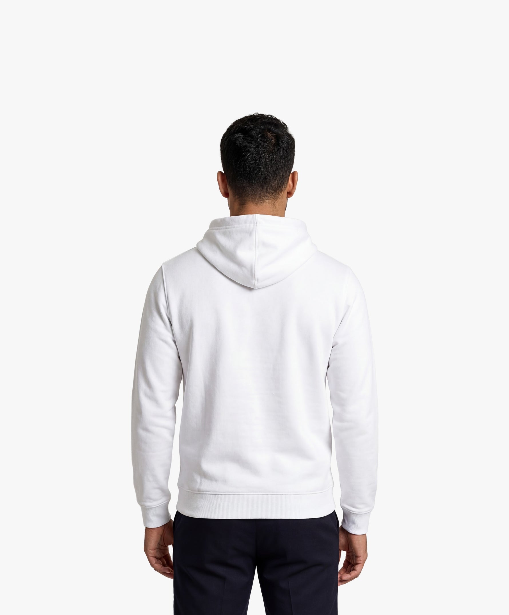 Vue de dos d’un homme portant un hoodie blanc Salut Fred avec motif Quai Branly de la collection Rues de France