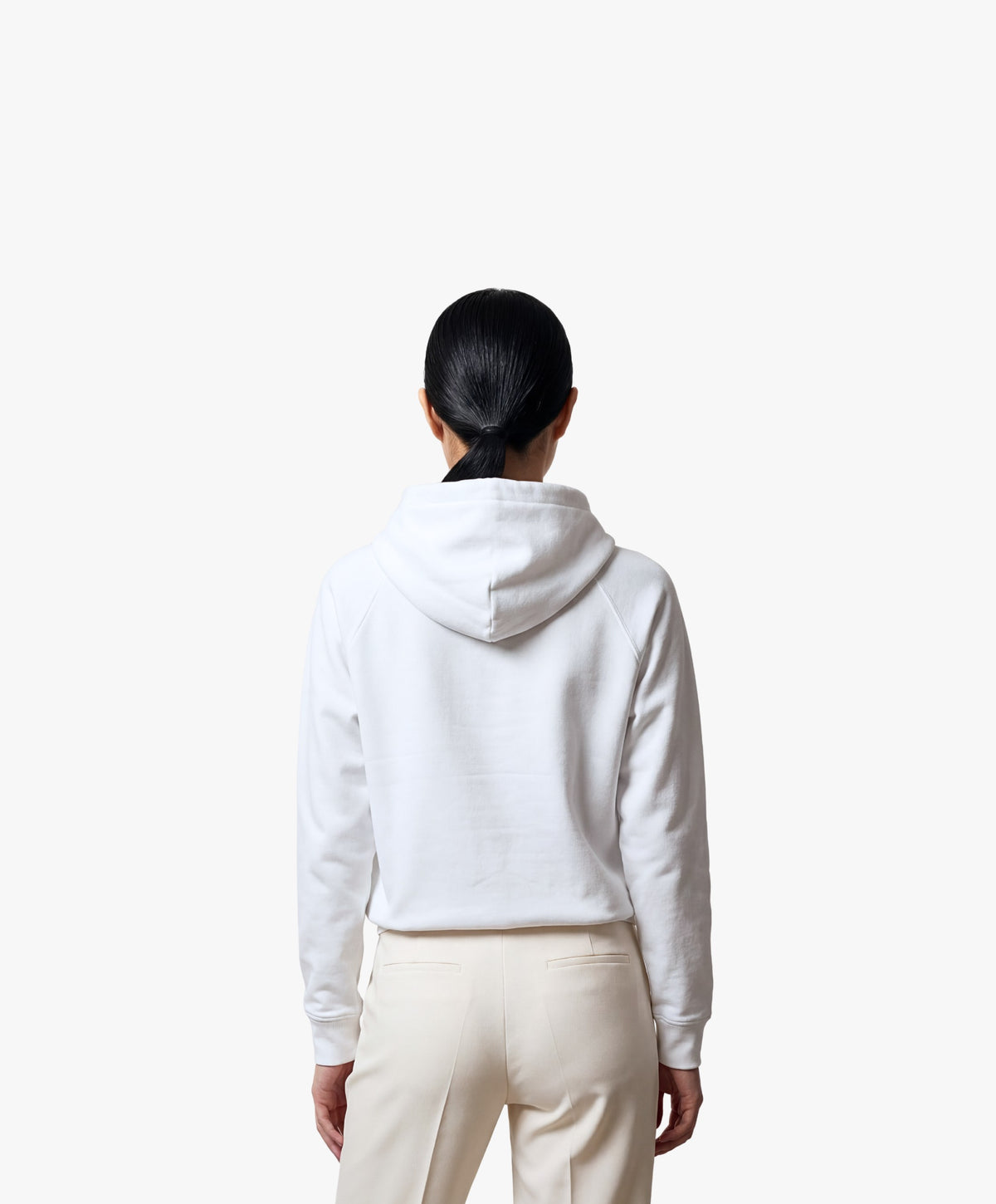 Vue de dos d’une femme portant un hoodie blanc Salut Fred avec motif Rue de la Paix de la collection Rues de France